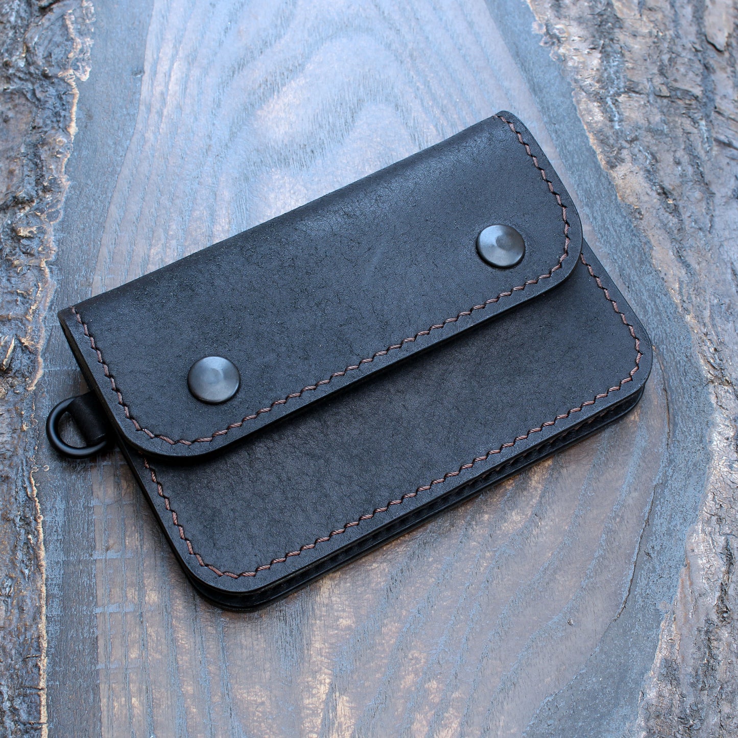 Short trucker wallet in black Pueblo leather