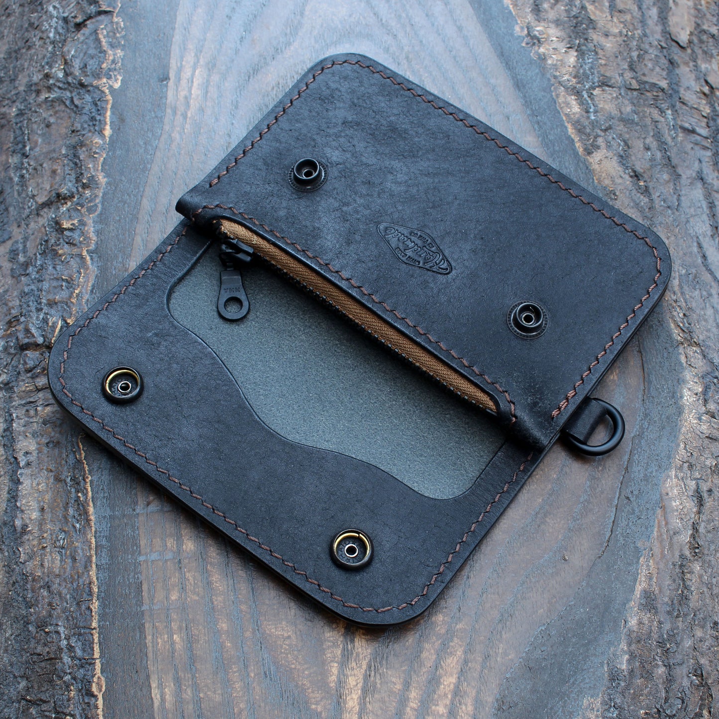 Short trucker wallet in black Pueblo leather