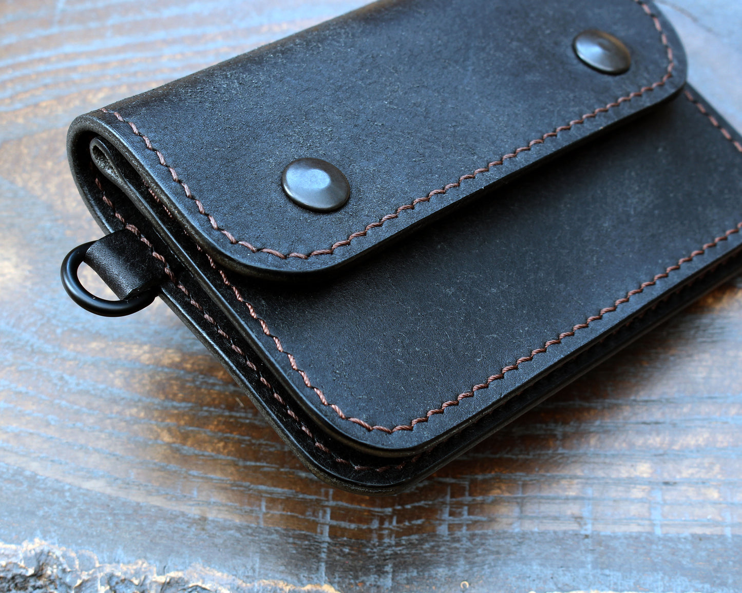 Short trucker wallet in black Pueblo leather