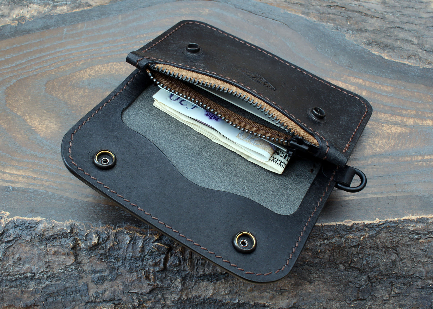 Short trucker wallet in black Pueblo leather
