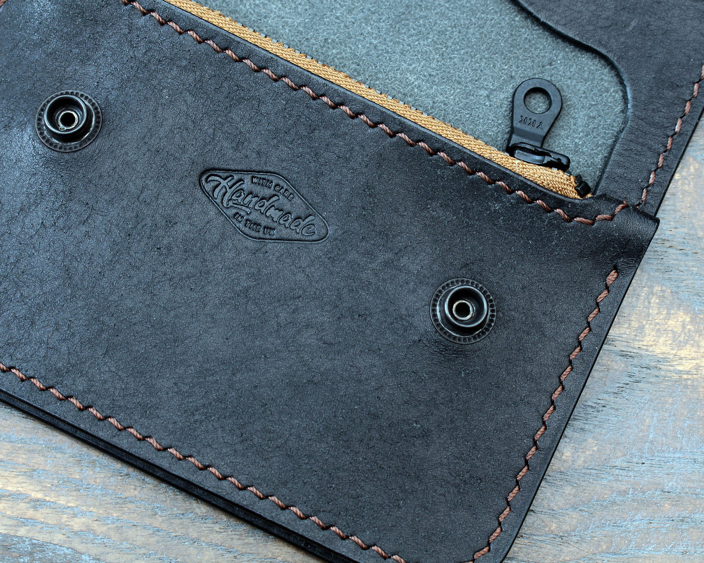 Short trucker wallet in black Pueblo leather