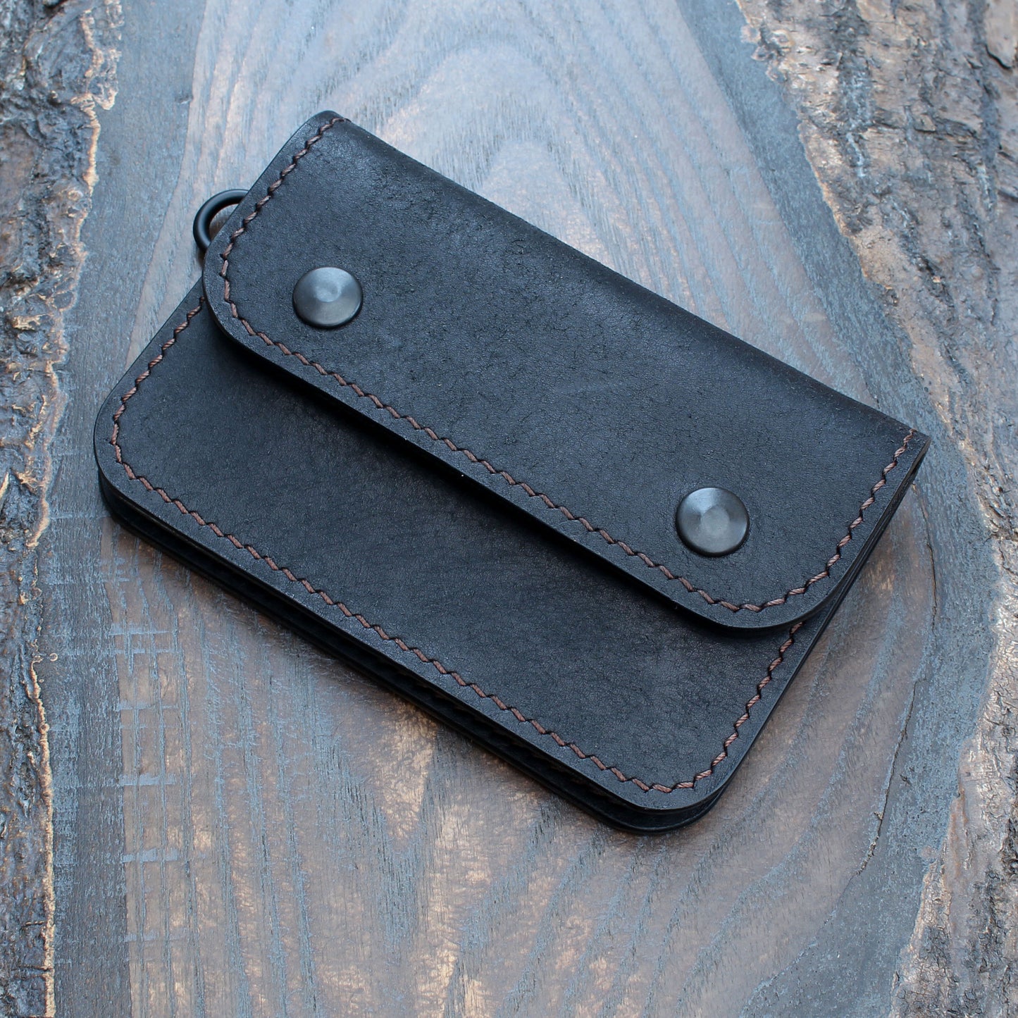 Short trucker wallet in black Pueblo leather