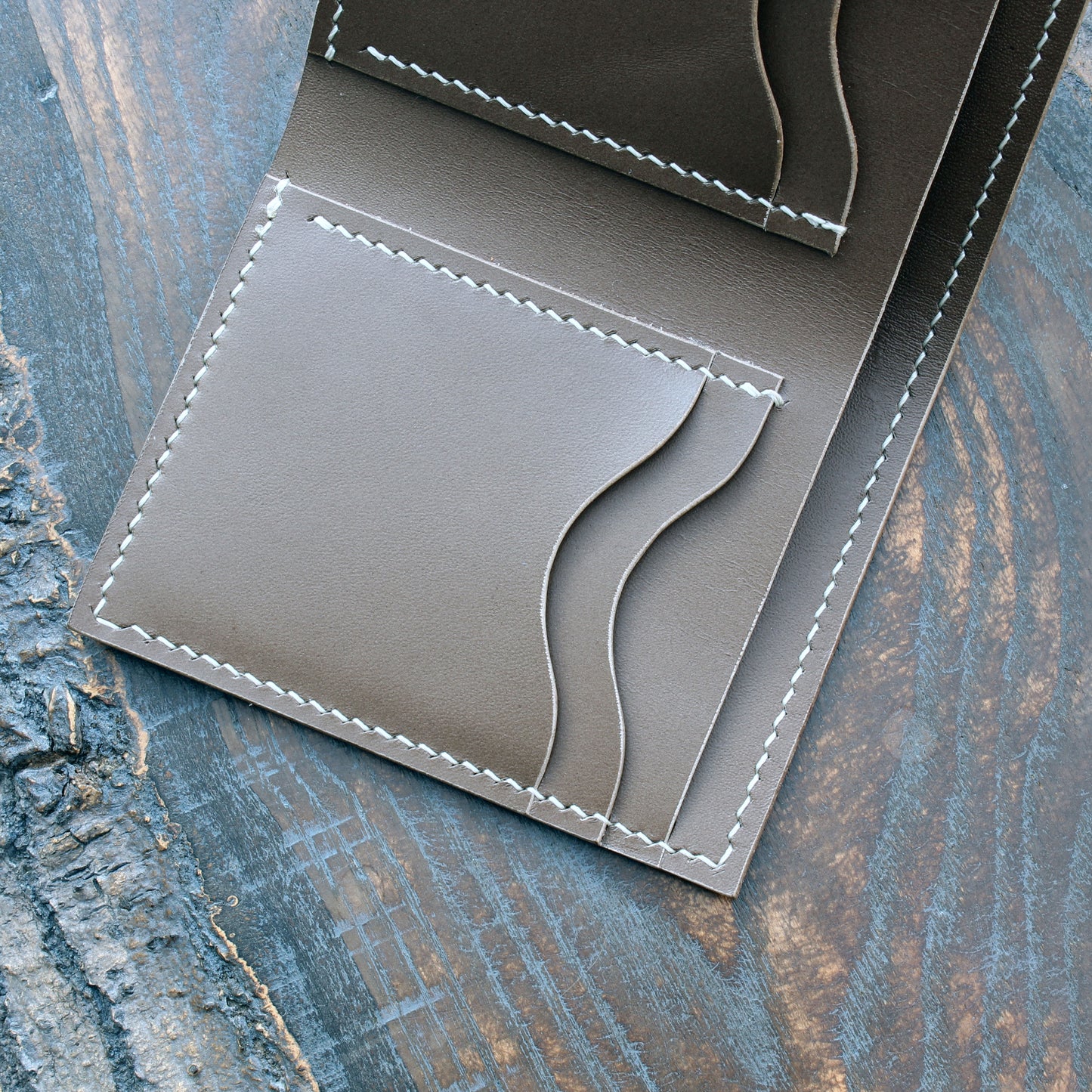 Compact card bifold in taupe Buttero