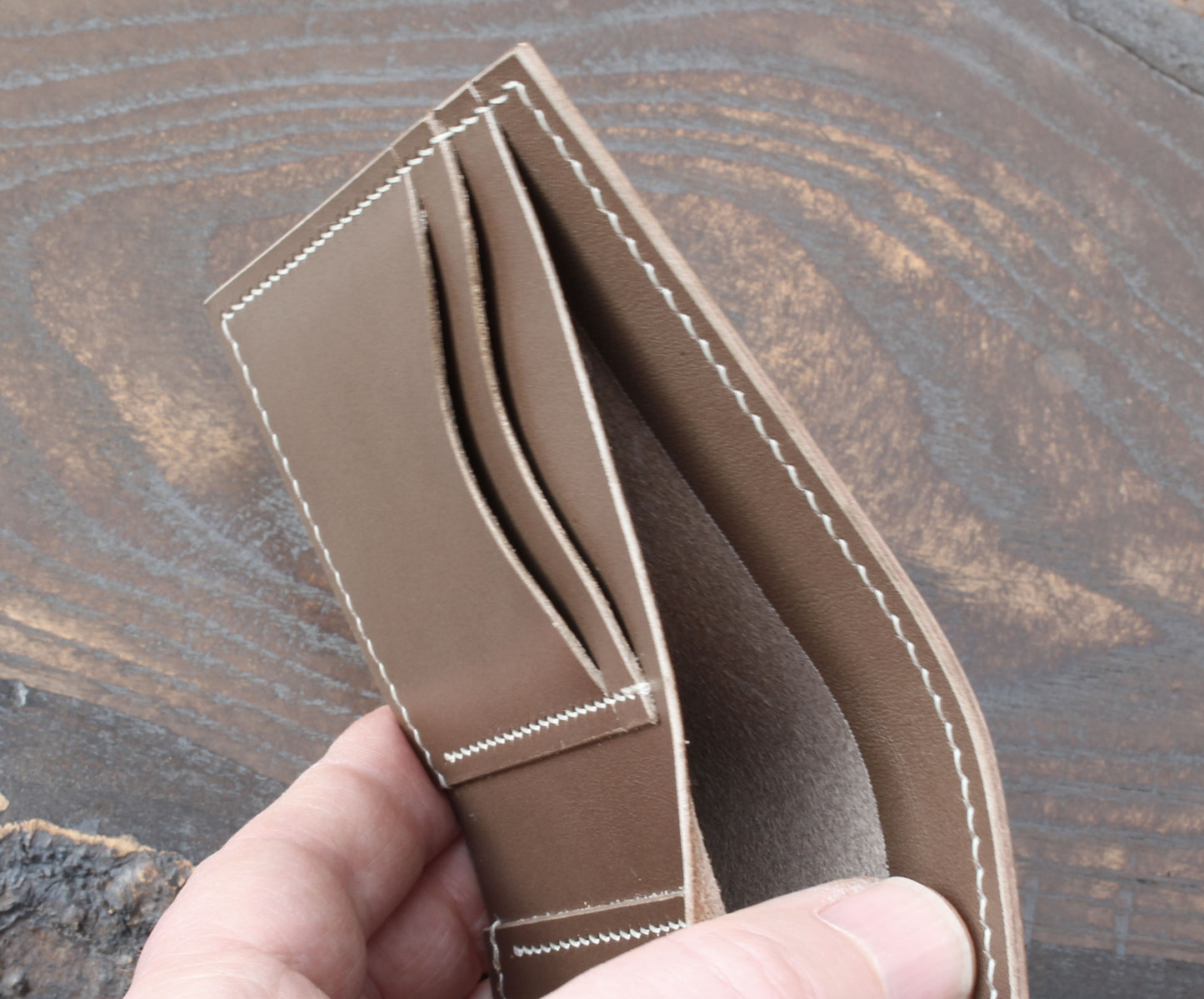 Compact card bifold in taupe Buttero