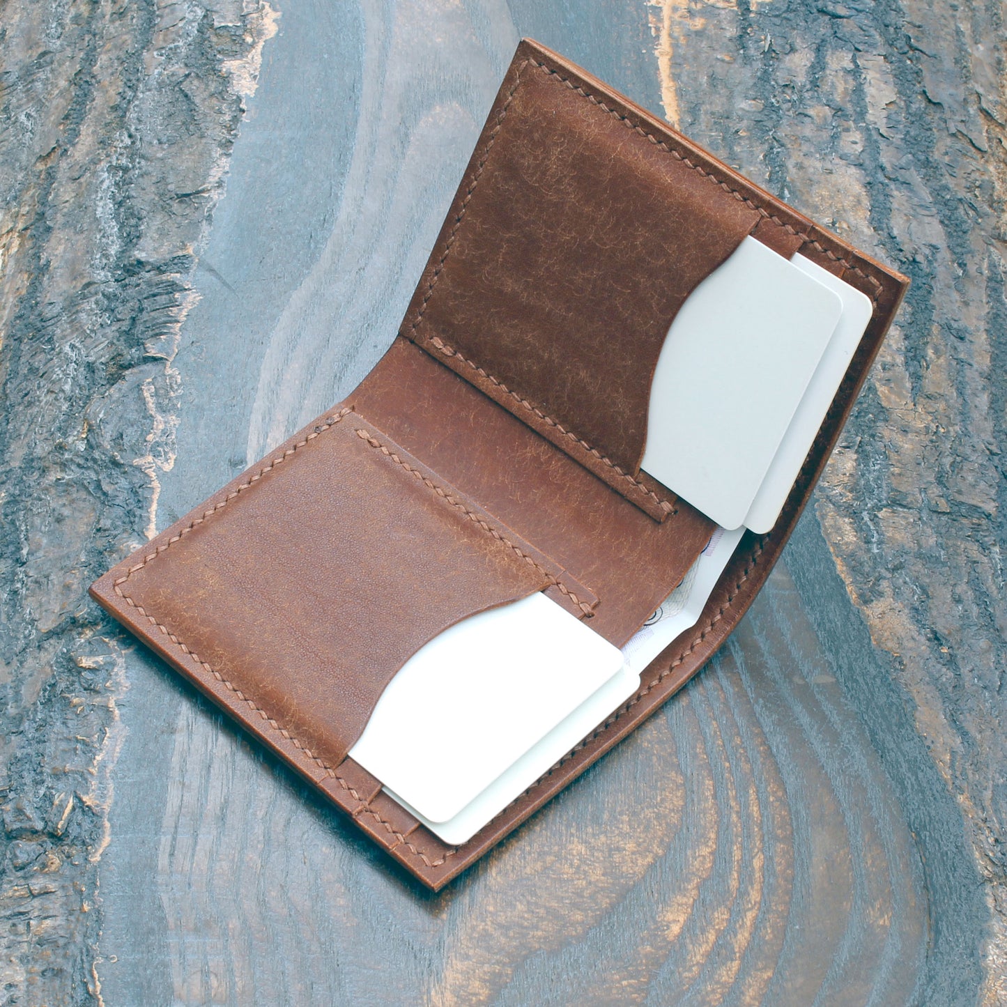 Compact card bifold in walnut Pueblo leather