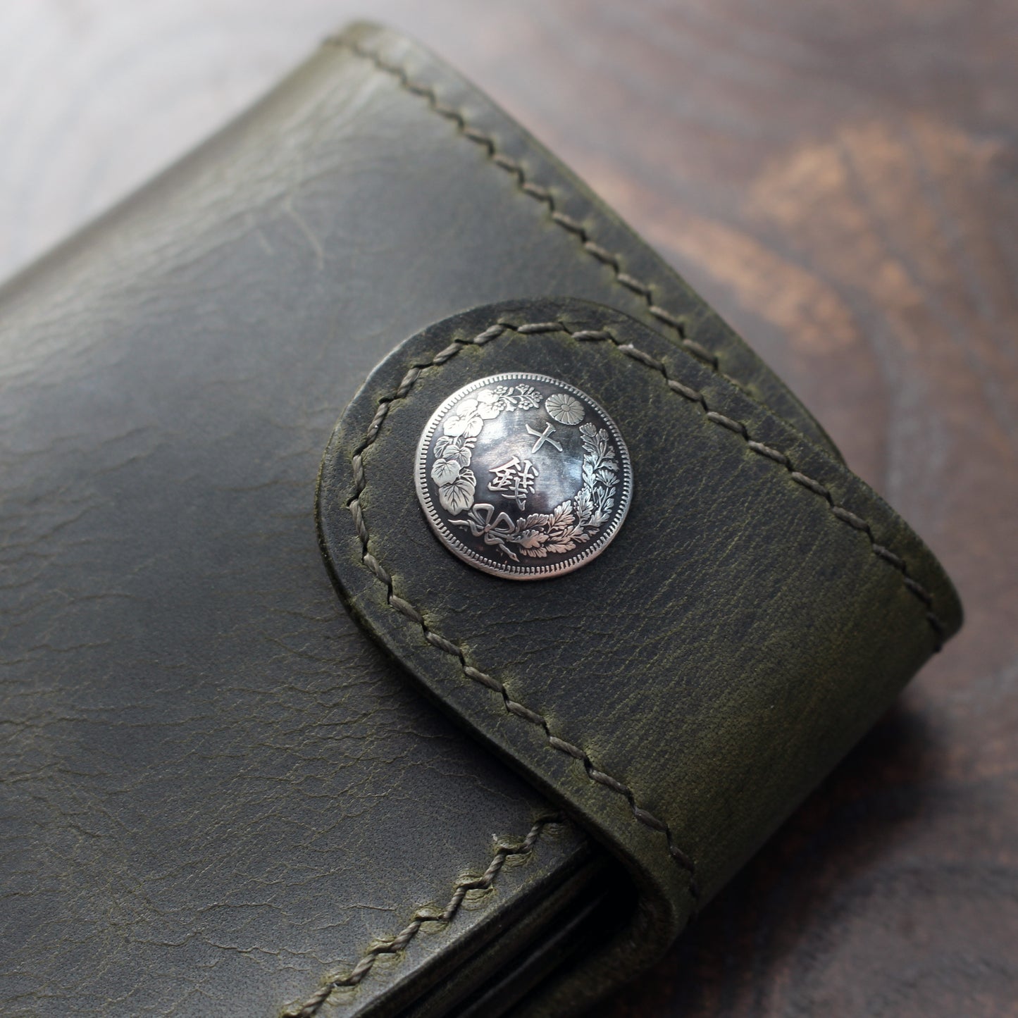 Japanese-style short bifold, olive Wax, Sen coin snap