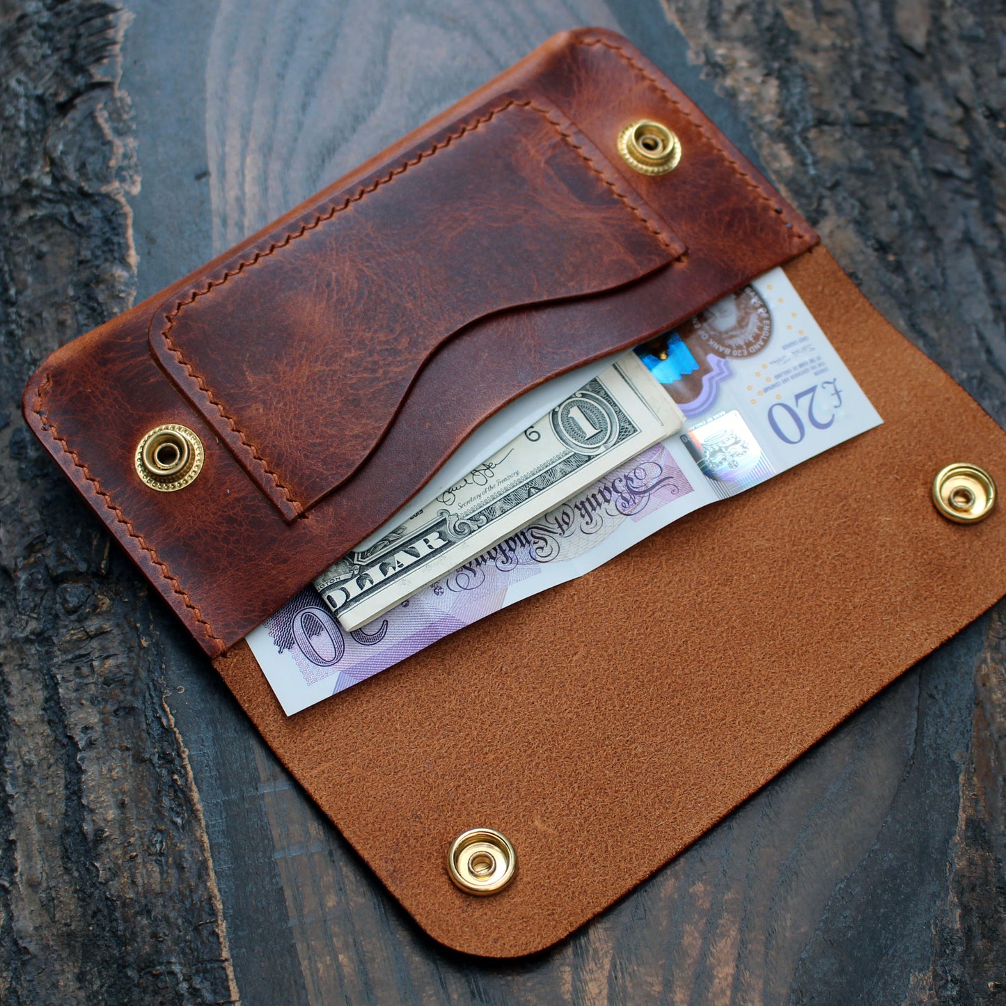 Long trucker wallet in cognac Wax