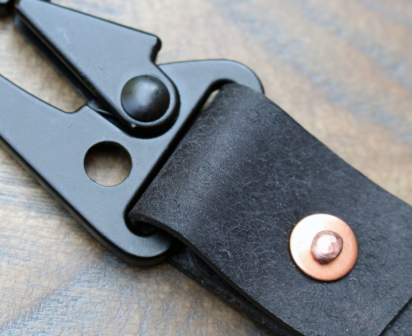 Black key fob with Buck&Hide ring. - Buck&Hide