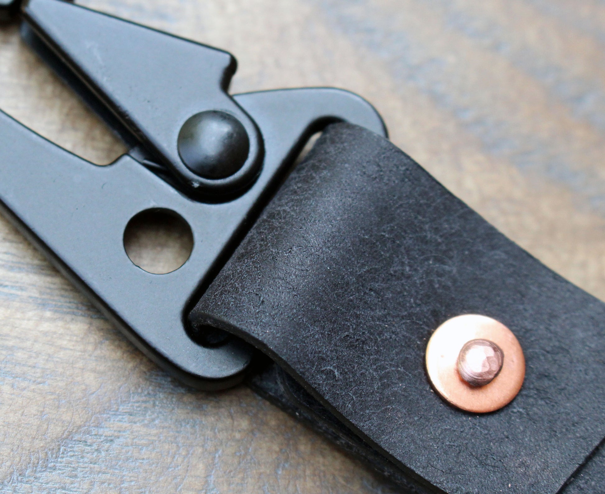 Black key fob with Buck&Hide ring. - Buck&Hide