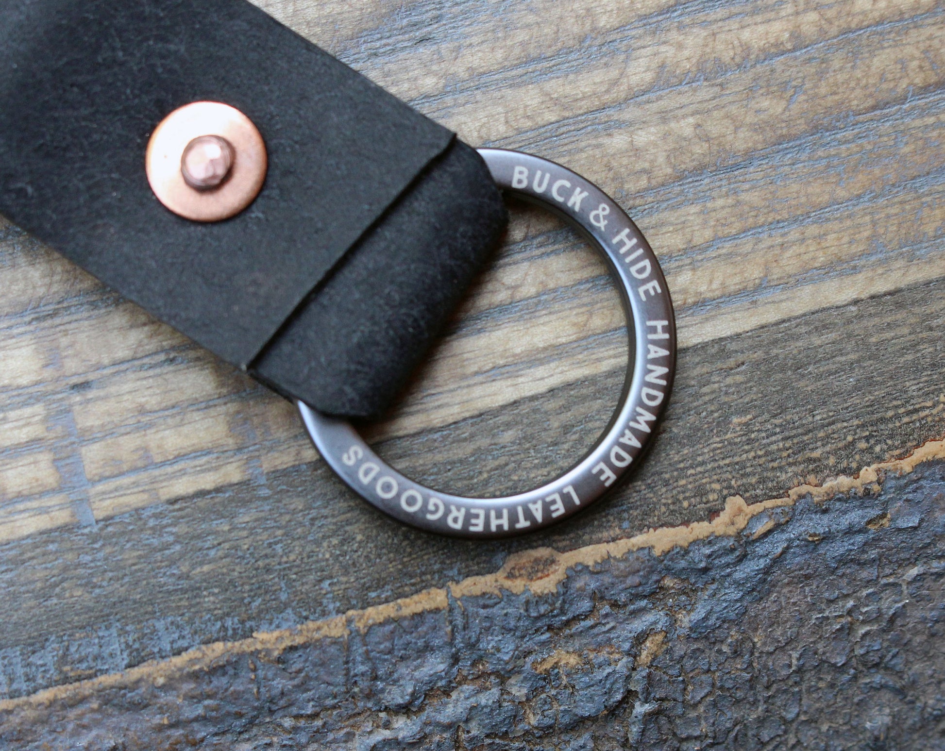 Black key fob with Buck&Hide ring. - Buck&Hide
