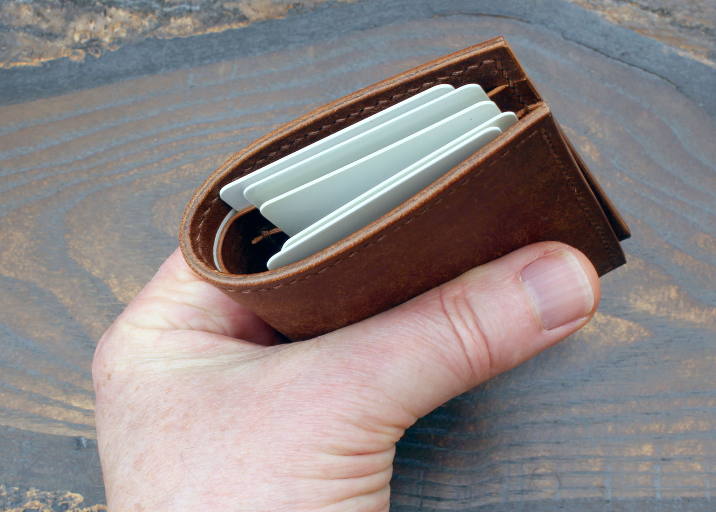 Compact card bifold in walnut Pueblo leather
