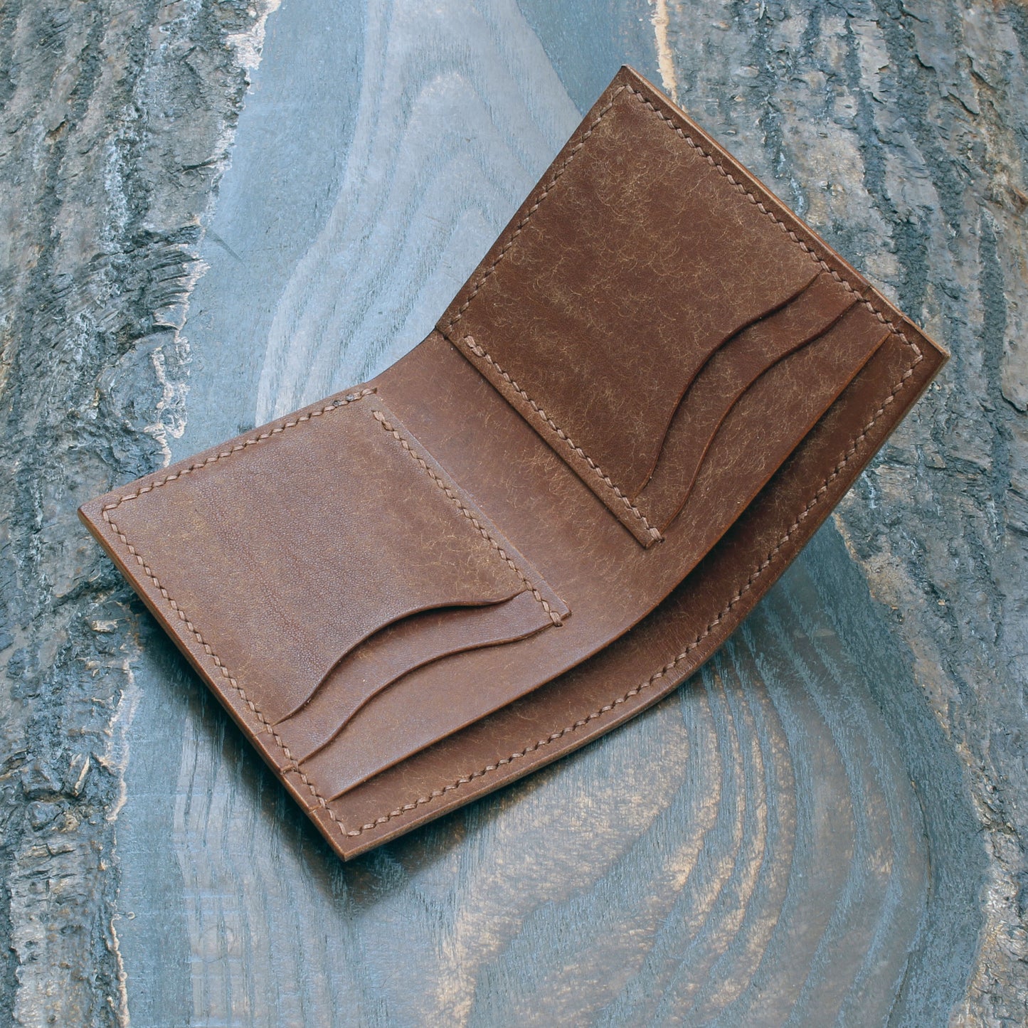 Compact card bifold in walnut Pueblo leather