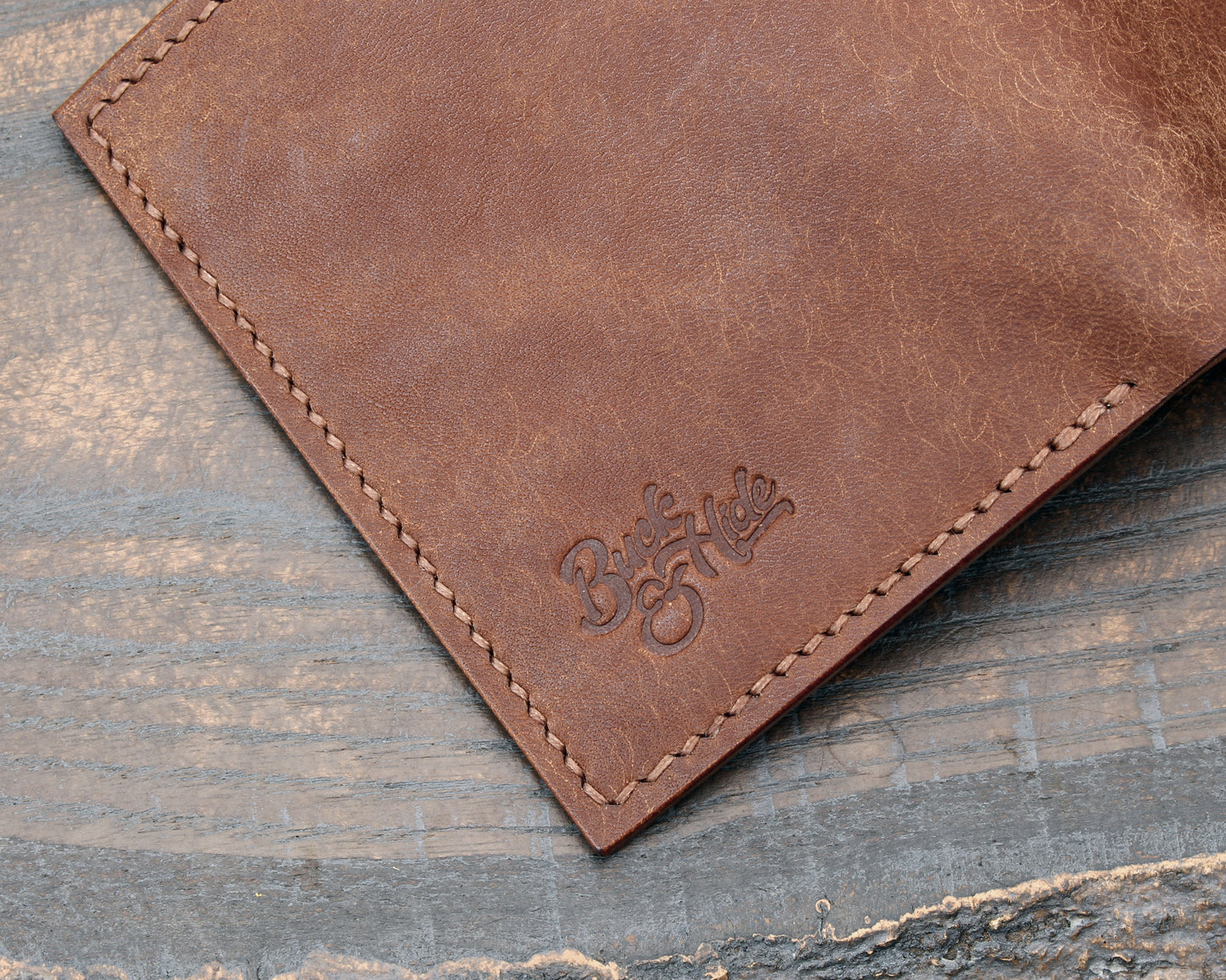 Compact card bifold in walnut Pueblo leather