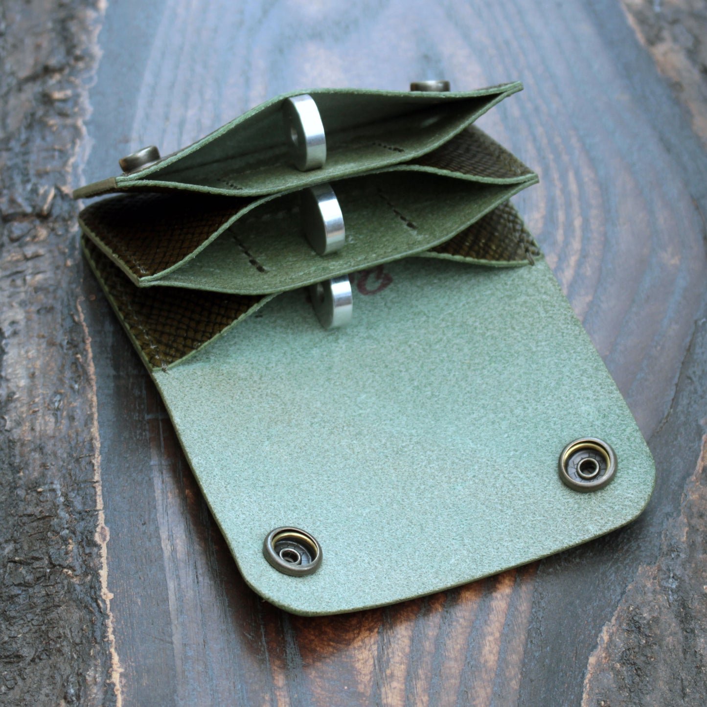 Leather triple pocket cardholder handmade in olive green hatched Buttero
