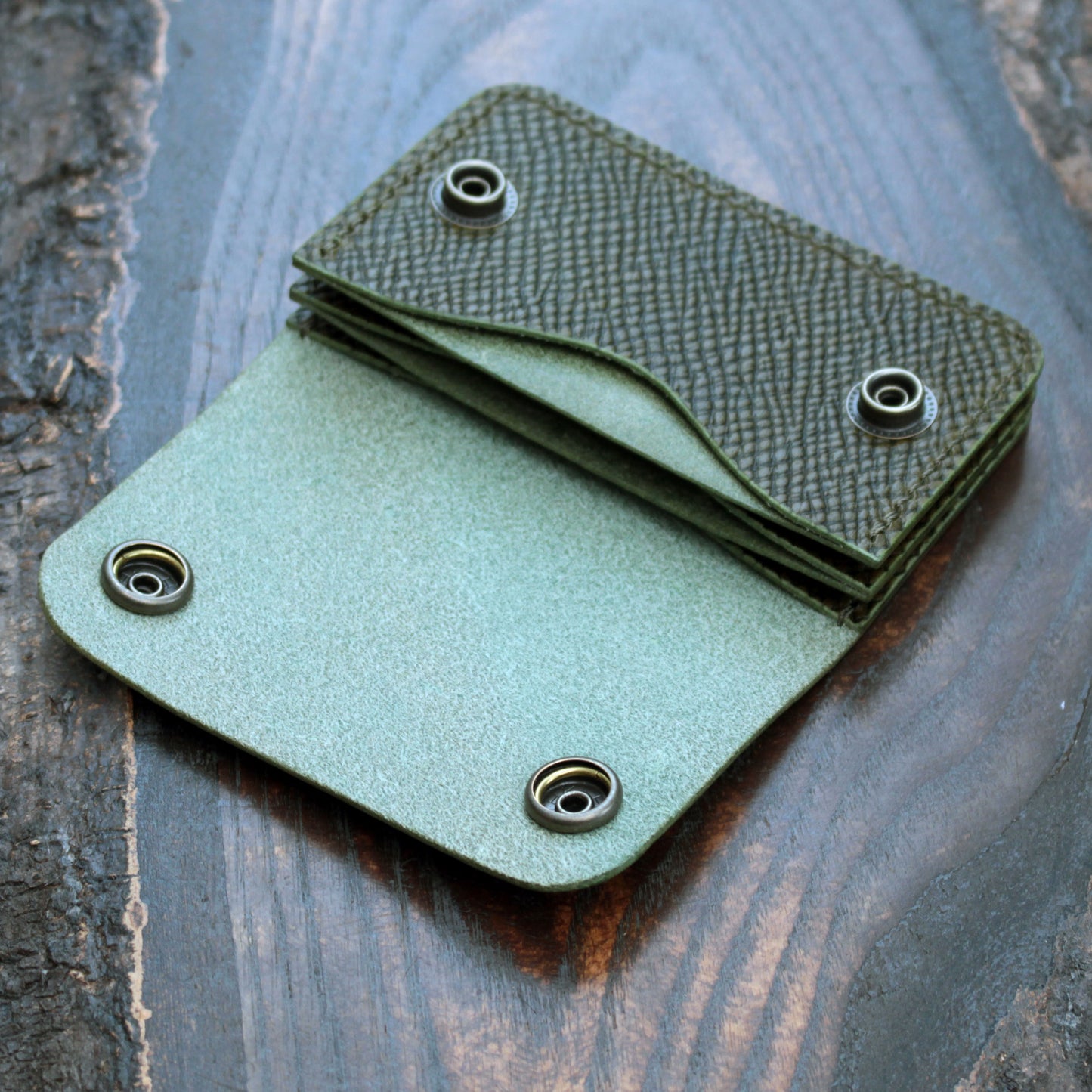Leather triple pocket cardholder handmade in olive green hatched Buttero