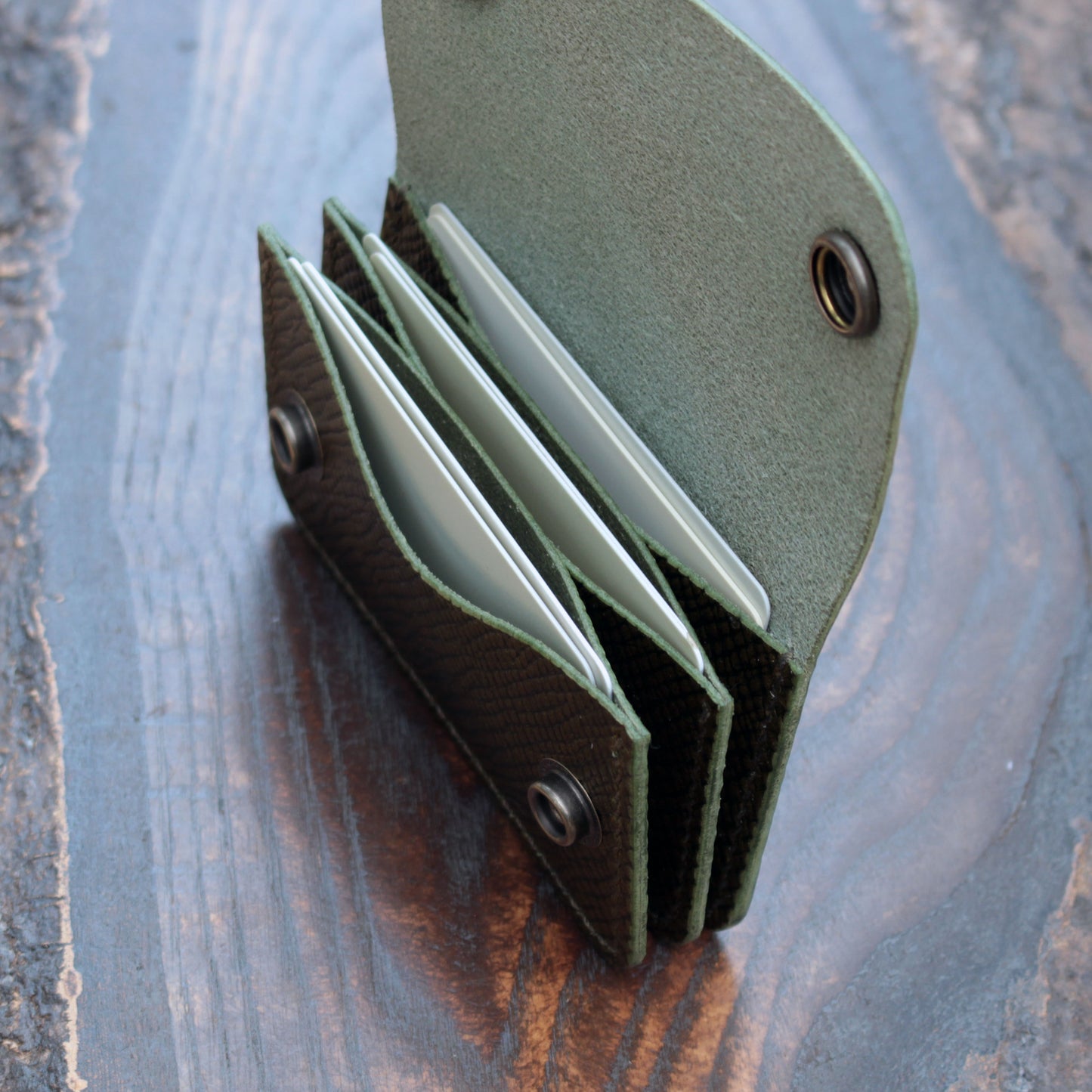 Leather triple pocket cardholder handmade in olive green hatched Buttero